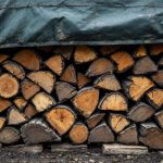 Stocker son bois sous une bâche : pourquoi cette habitude courante est la pire erreur pour votre chauffage