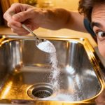 Évier bouché : ne rachetez plus de produits chimiques, ces 5 cuillères d’un ingrédient banal sauvent vos canalisations