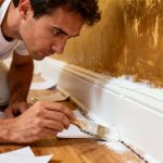 Peindre les plinthes : arrêtez le scotch de masquage, ce simple papier de bureau sauve votre sol