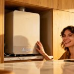 Un simple boîtier peut faire chuter votre facture d’eau chaude : pourquoi personne ne vous en parle ?