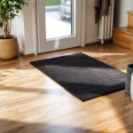 Adieu vieux paillassons ! La technique déco que les experts utilisent désormais pour une entrée propre et tendance