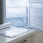 Congélateur givré : la technique facile avec du papier aluminium pour enlever la glace vite