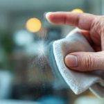 Comment éliminer rapidement les rayures sur les surfaces en verre à la maison : astuces pratiques