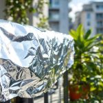 Mettre du papier aluminium sur le balcon : à quoi cela sert-il et pourquoi est-ce recommandé