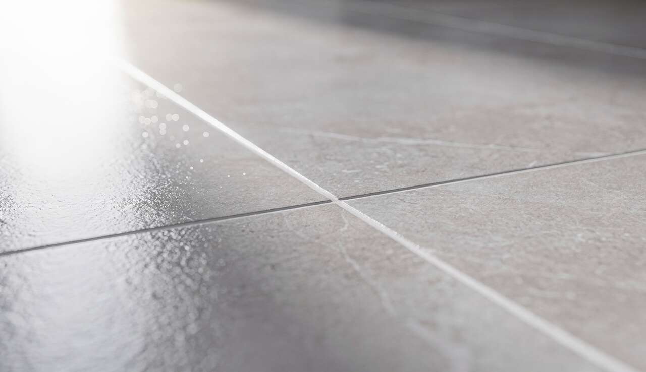 Joints de carrelage noircis : 5 méthodes efficaces pour les ravoir comme neufs