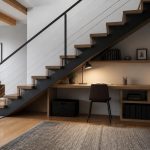 Aménager sous un escalier ouvert : 12 idées pratiques