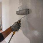 Appliquer un enduit de lissage au rouleau : guide pratique