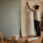 Comment poser le papier peint : guide étape par étape